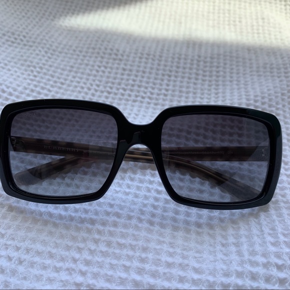 Burberry Sunglasses Rectangular Black Frame with Grey Lenses - Picture 4 of 16